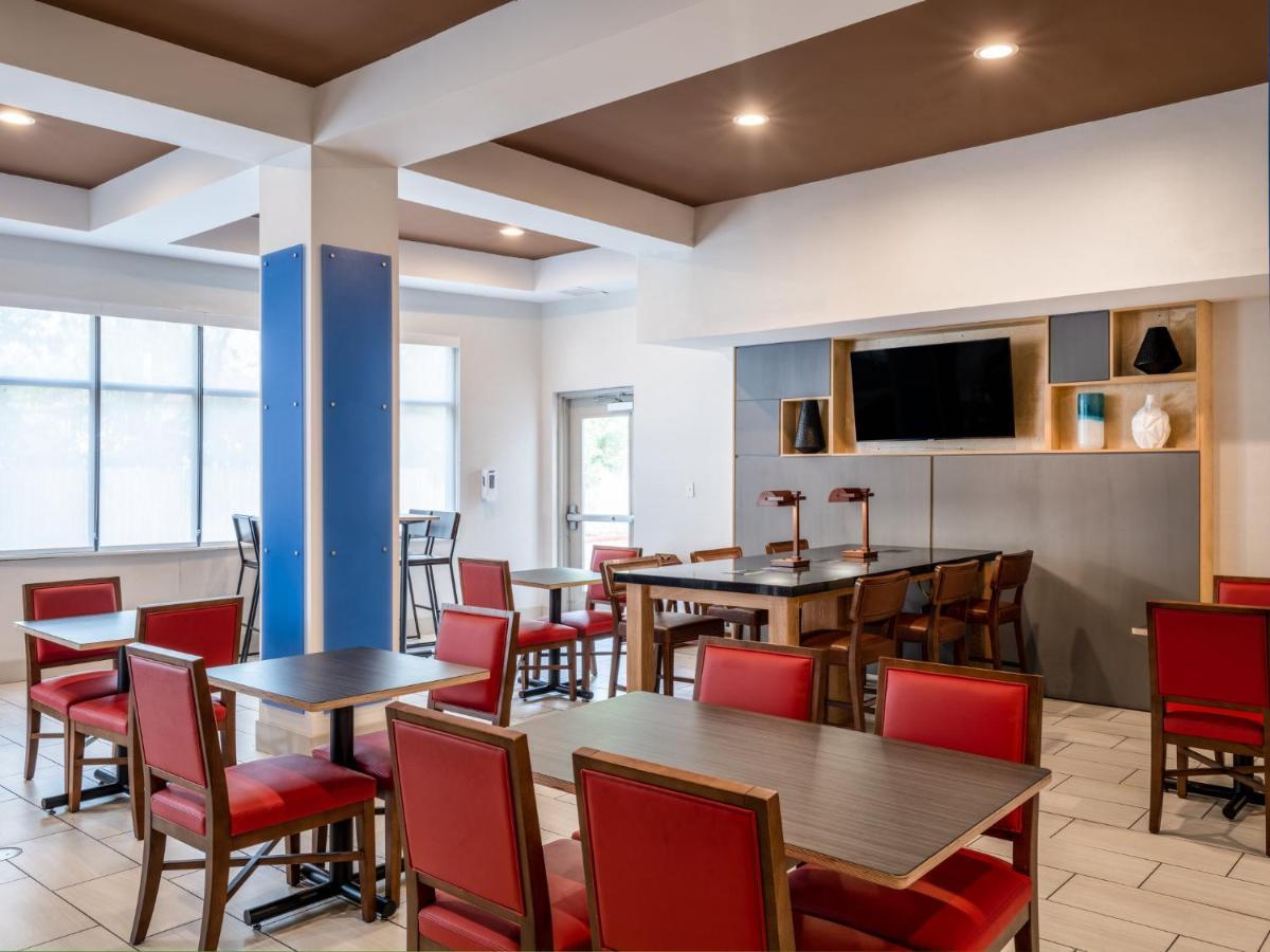 Express & Northwest By Ihg Hotel Beaumont