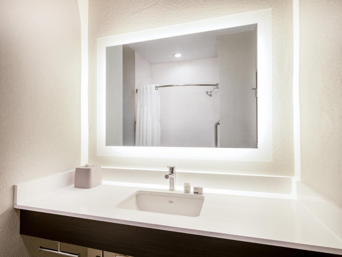 Express & Northwest By Ihg Hotel 2*